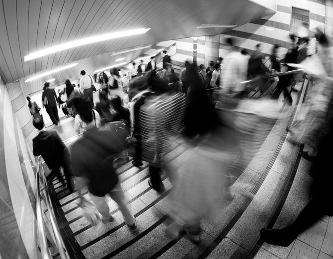 駅の階段を行きかう人々