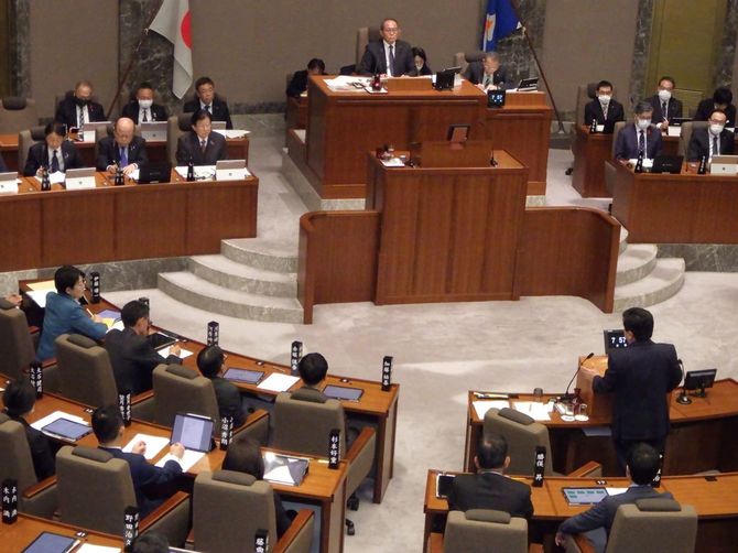 昨年12月静岡県議会で「リニア解決策」を追及される川勝知事