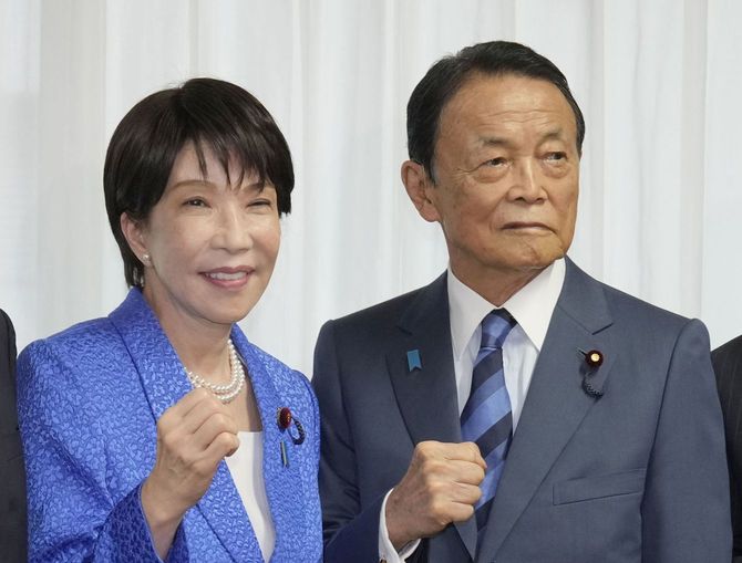 自民党の臨時総務会でポーズをとる、党総裁の高市首相(左)と麻生副総裁=2026年9月16日午前、東京・永田町の党本部