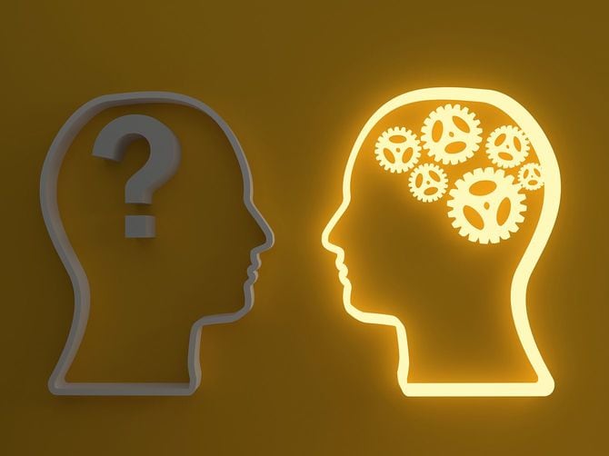 クエスチョンマークがある人の頭と、歯車がある人の頭