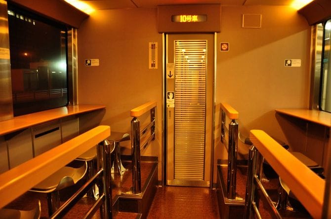 B寝台個室ソロは隣にラウンジを設置