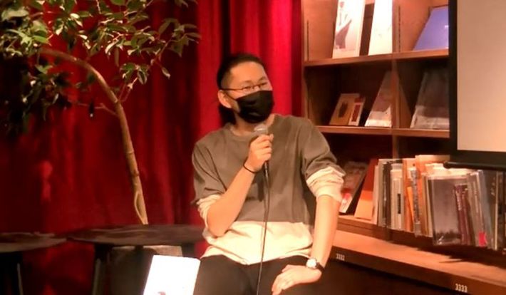 イベント会場で話すけんすう氏（2022年3月19日　梅田蔦屋書店での対談イベントより）