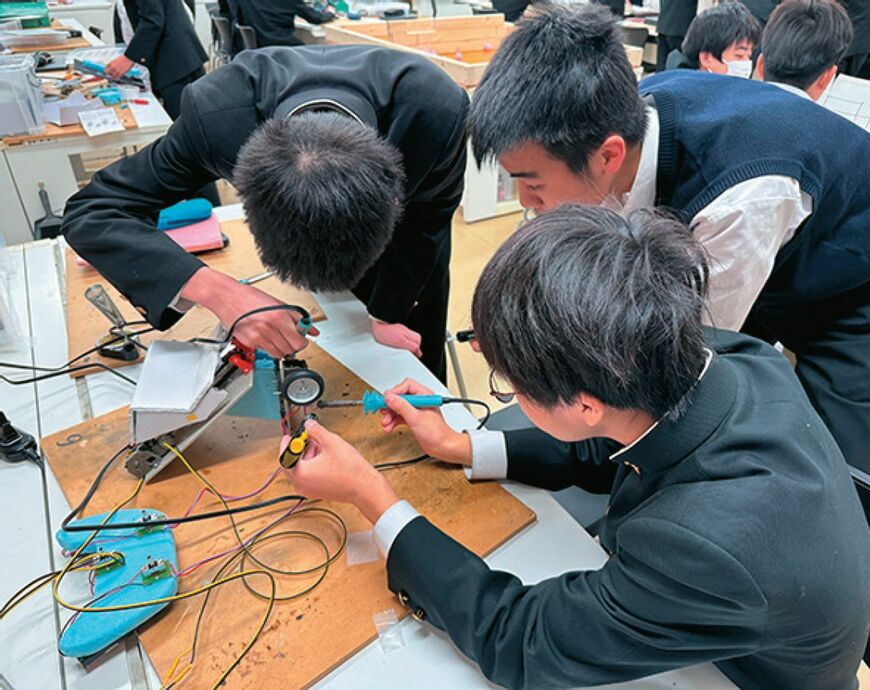 中3は班でロボットを製作。周囲のアドバイスを基に試し、考えながら進める。