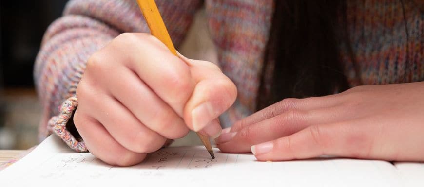 漢字の練習をする子供の手元