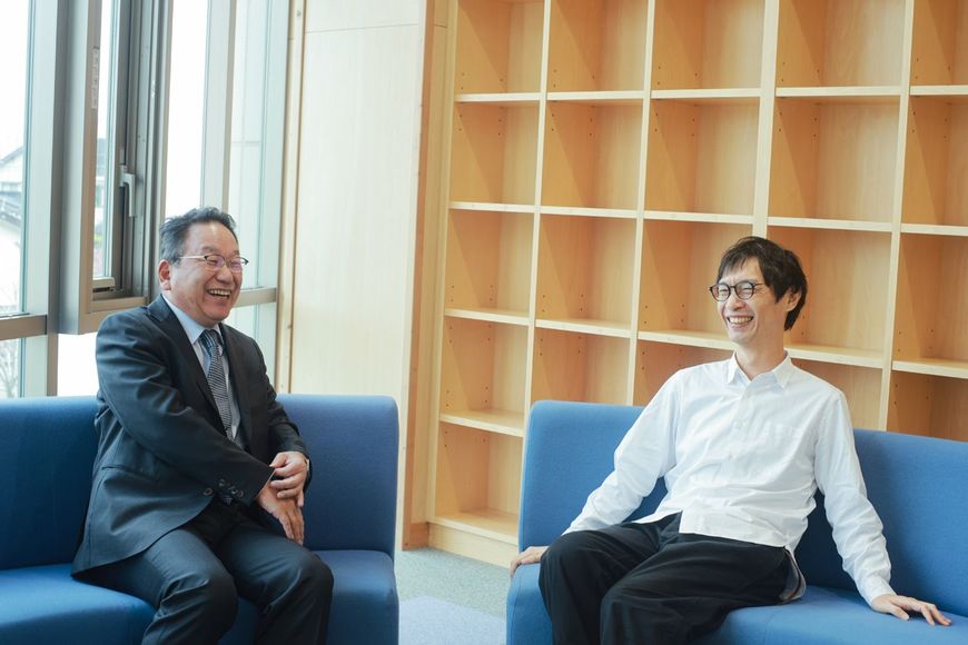 鳥取大学医学部附属病院の武中篤病院長（左）と⻘翔開智中学・⾼等学校 校⻑の織⽥澤博樹さん（右）