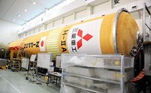 2009年1月21日に打ち上げ予定の機体（愛知県の飛鳥工場）。機体は船で種子島まで運ばれ、その後、組み立てられる。温暖化ガス観測技術衛星「いぶき」を中心に、東大阪市の中小企業が製作した「まいど1号」などの小型衛星も搭載される。