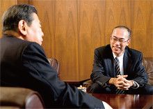 日本土建の田村憲司会長（左）と三井住友銀行の宮下広一氏（右）。<br>
「正直言うともう一行のほうが条件がよかったんですが、『わが行は担保力ばかりにはこだわらない。経営理念や見通しを非常に尊重するんだ』とおっしゃっていただいた。大和証券さんとのコンビがよかったのも、選んだ決め手です」（田村氏）