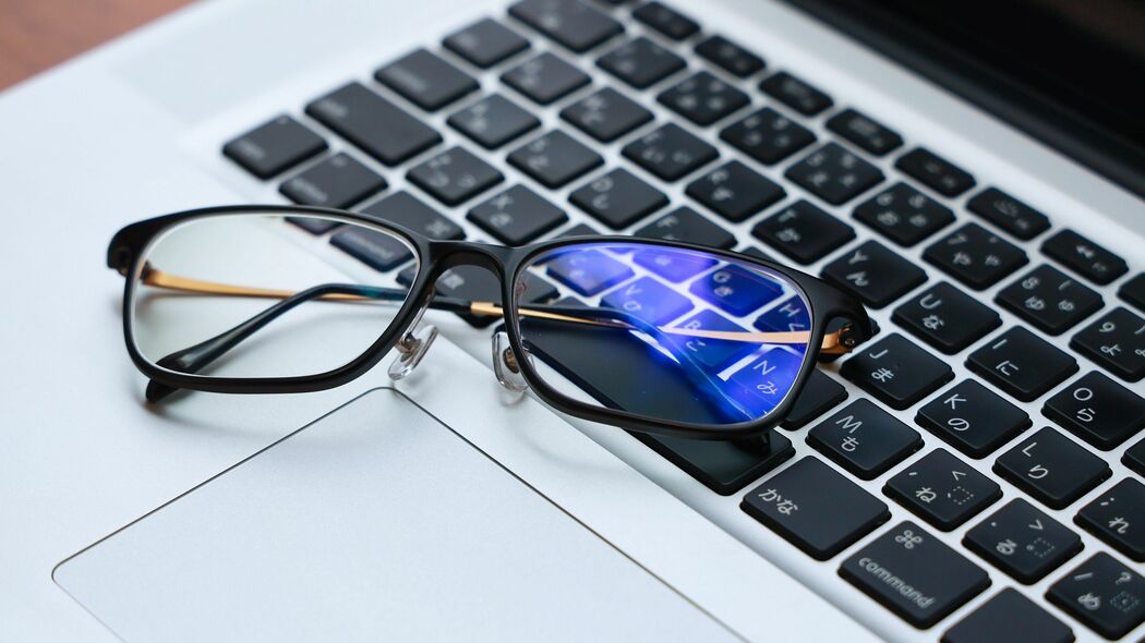 ｢ブルーライトカットで眼精疲労軽減｣は全くのウソ…多くの人が勘違いしている目の"常識"を眼科医が解説 むしろ子供が使うと近視になる悪影響が