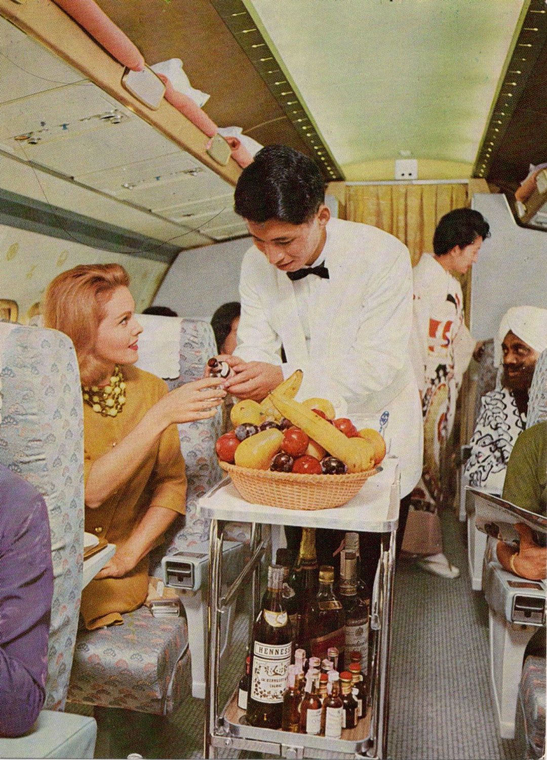 JAL公式絵葉書より。DC-8のワゴンサービス。