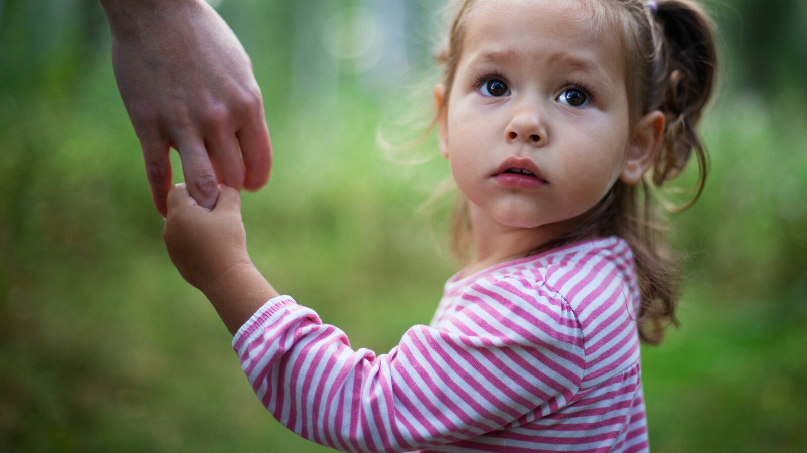 ｢人は褒めるとダメになる｣自ら成長する子を育てる親が褒める代わりにしている"最強の声かけ" 誰かに褒めてもらうために頑張る人生は苦しい