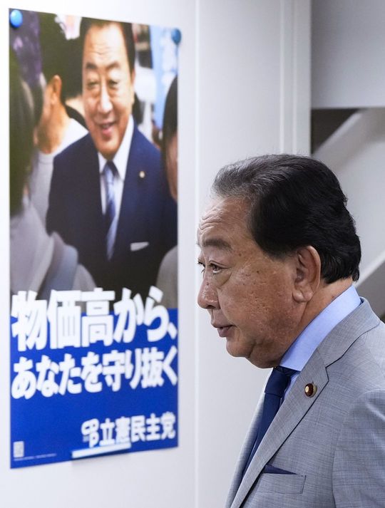 メディアのインタビューを終え、席を立つ立憲民主党の野田代表＝2025年07月20日午後11時36分、東京・永田町の党本部