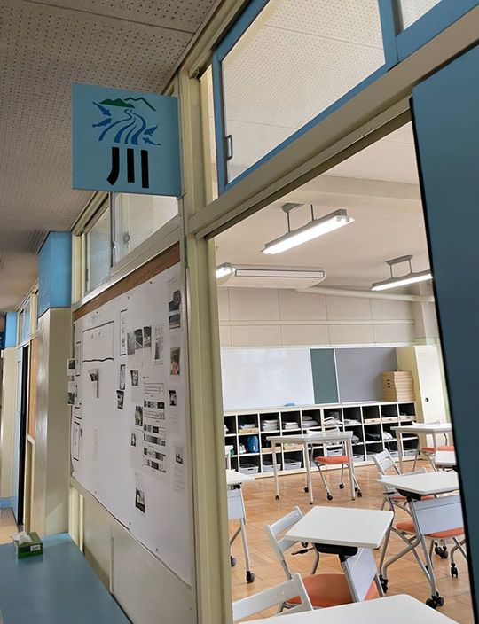 校長手作りのサインボード。教室の名前も「森」「川」「海」