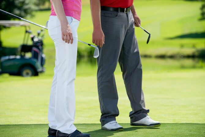 ゴルフをするカップル