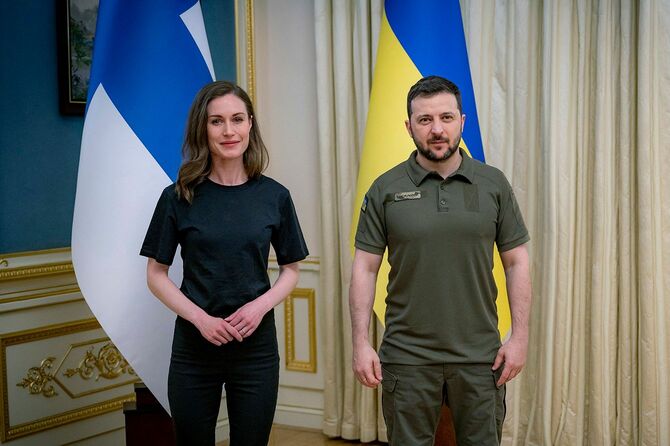 ウクライナを訪問したフィンランドのマリン首相（左）と、ゼレンスキー大統領＝2022年5月26日、キーウ