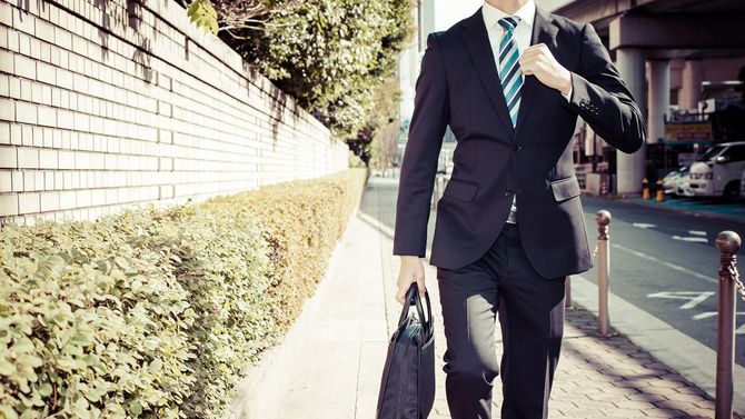 歩道を歩くビジネスパーソン