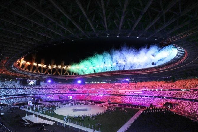 閉会式で打ち上がった花火=2021年8月8日、東京・国立競技場