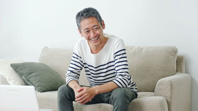 ソファに座っている笑顔の男性