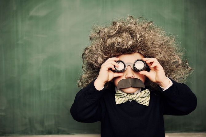 付けひげを付け双眼鏡をのぞくユーモアのある子供のイメージ