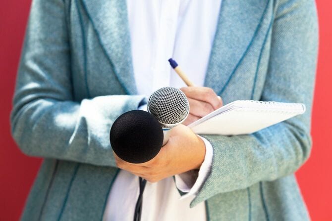 記者会見を取材するジャーナリスト