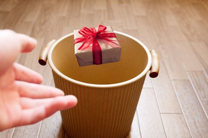 不要な贈り物をゴミ箱に投げる
