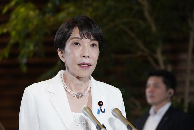 自民党総裁選での中傷動画作成疑惑に関し、記者団の取材に応じる高市早苗首相。疑惑に関し「他の候補者を誹謗したり、中傷したりは私の流儀ではないので決してやっていない」と重ねて否定し、今年の衆院選の際も作成していないと明言した=2026年6月8日、首相官邸