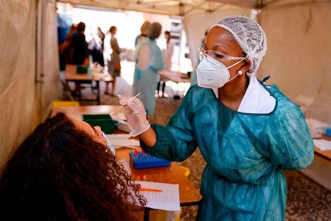 新型コロナウイルスの検査をするフランスの看護師（フランス・パリ近郊マントラジョリー）＝2020年9月21日