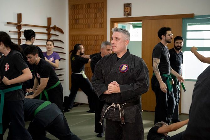 猛暑ゆえTシャツ姿で稽古に打ち込む門下生たち