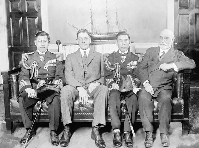 （左から）山本五十六大佐（駐米日本海軍武官）、米国海軍長官カーティス・D・ウィルバー、長谷川清大佐、エドワード・ウォルター・エーバーレ提督。1926年