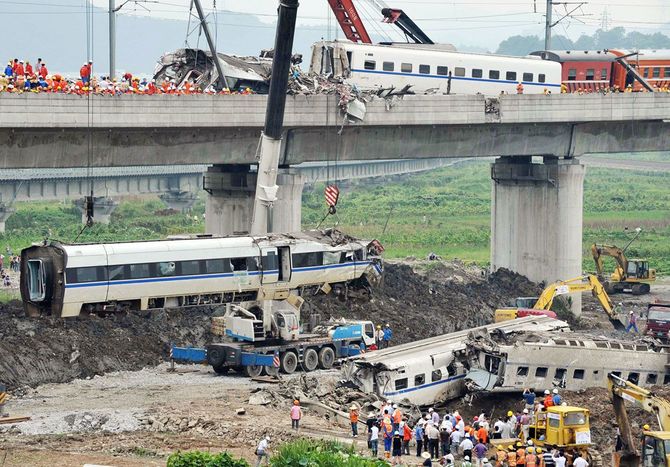 高速鉄道の事故現場＝2011年7月24日、中国浙江省温州市