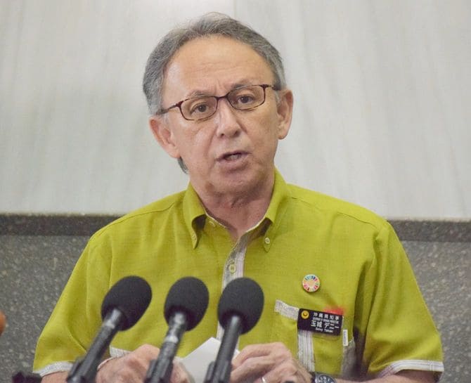 玉城デニー知事は板ばさみになっている(2023年10月4日、沖縄)