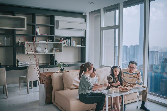 リビングルームで食事を楽しんでいる家族