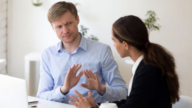 インタビューを拒絶するビジネスパーソン