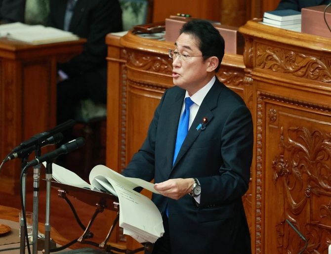 参院本会議で施政方針演説する岸田文雄首相＝2023年1月23日、国会内