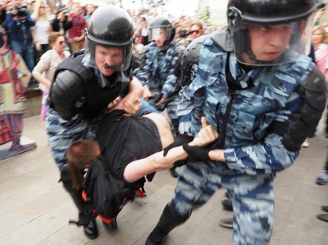 ナワリヌイ氏が呼びかけた反政権デモの参加者を取り押さえるロシアの特殊部隊=2017年6月12日、モスクワ