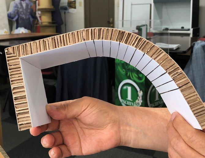 曲線に曲げたり、直角に折り曲げたりできる「リボード」