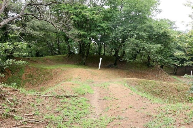 主郭側から土橋を見たところ