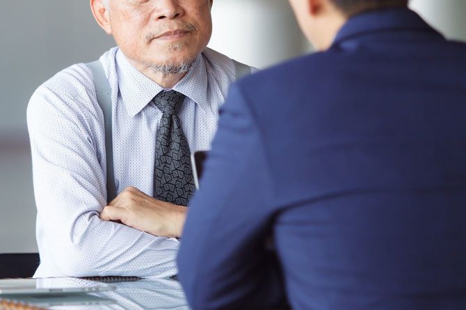 商談をするビジネスパーソン