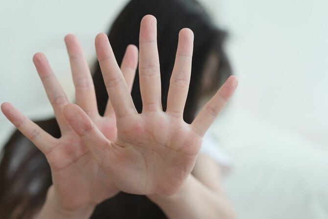 両手を広げて否定する女性