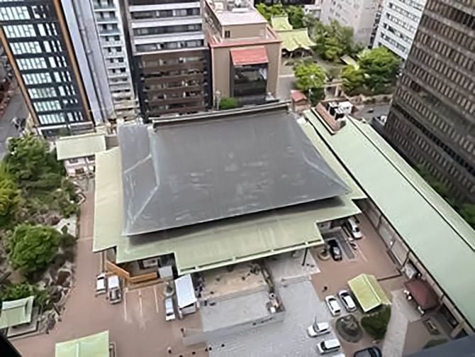 バーラウンジから本堂などの南御堂境内を俯瞰する