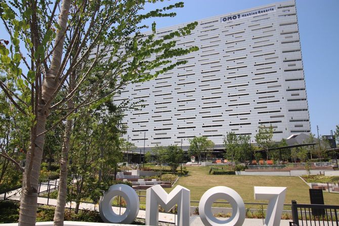 JR新今宮駅降りてすぐのところに建つOMO7