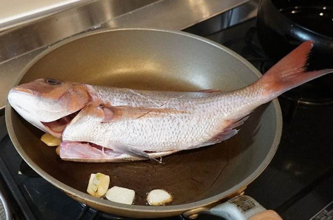 このまるまる1尾の鯛を日によっては500円程度で買える