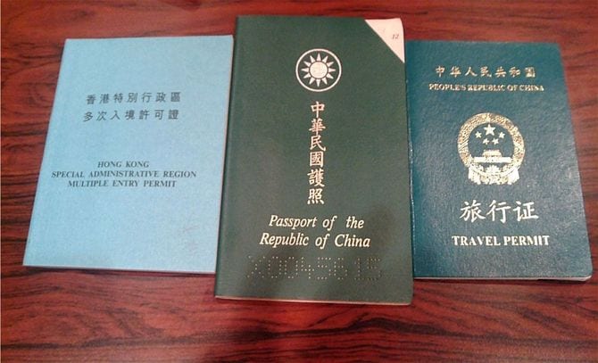 左:香港返還前、香港行きに使っていた入境許可証。中:中華民国護照(パスポート)。右:中華人民共和国旅行証(出典=『無国籍と複数国籍 あなたは「ナニジン」ですか?』)