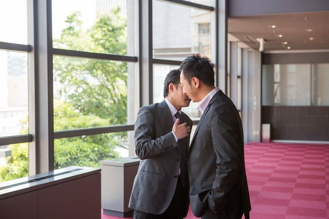 日本のビジネスパートナー囁く お互い 京都、日本で