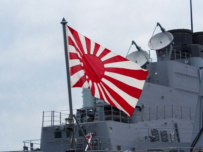 海上自衛隊の船舶が掲げる日章旗