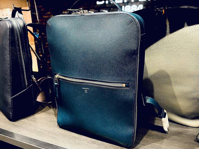 どんなにステキなビジネスリュックも商談というシーンでは、余計なノイズを与えるリスクがある