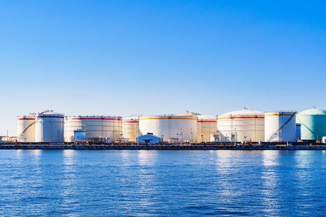 石油貯蔵タンクが並ぶ、石油貯蔵拠点