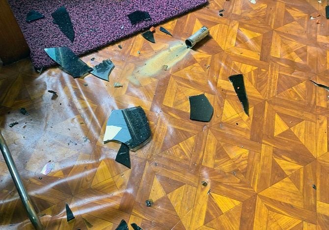 国軍が新町さん宅に放った催涙弾。窓ガラスが飛び散り、催涙弾の残骸が転がっている