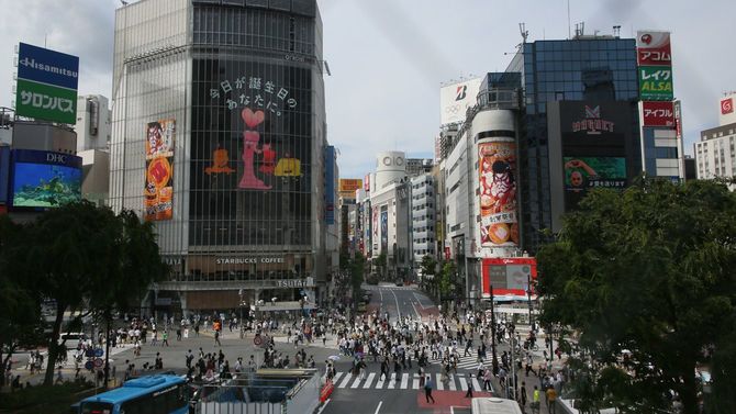 緊急事態宣言が解除されて初めての週末を迎え、大勢の人が行き交うスクランブル交差点＝2020年5月30日、東京都渋谷区