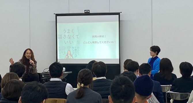 千里文化センター「コラボ」で行われたトークイベントには大勢の読者が詰めかけた。