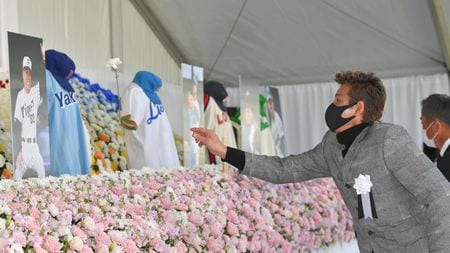 野村監督をしのぶ会｣で､ヴェルサーチ姿の新庄剛志監督が､祭壇の写真に